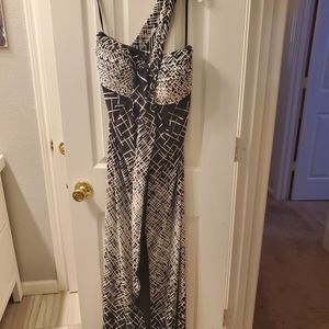 a pea in the pod black and white dress